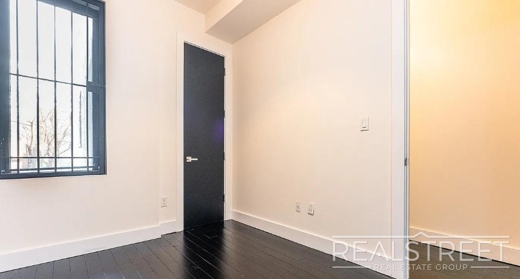 1066 Putnam Ave - Photo 2