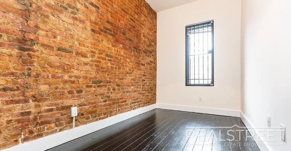 1066 Putnam Ave - Photo 3