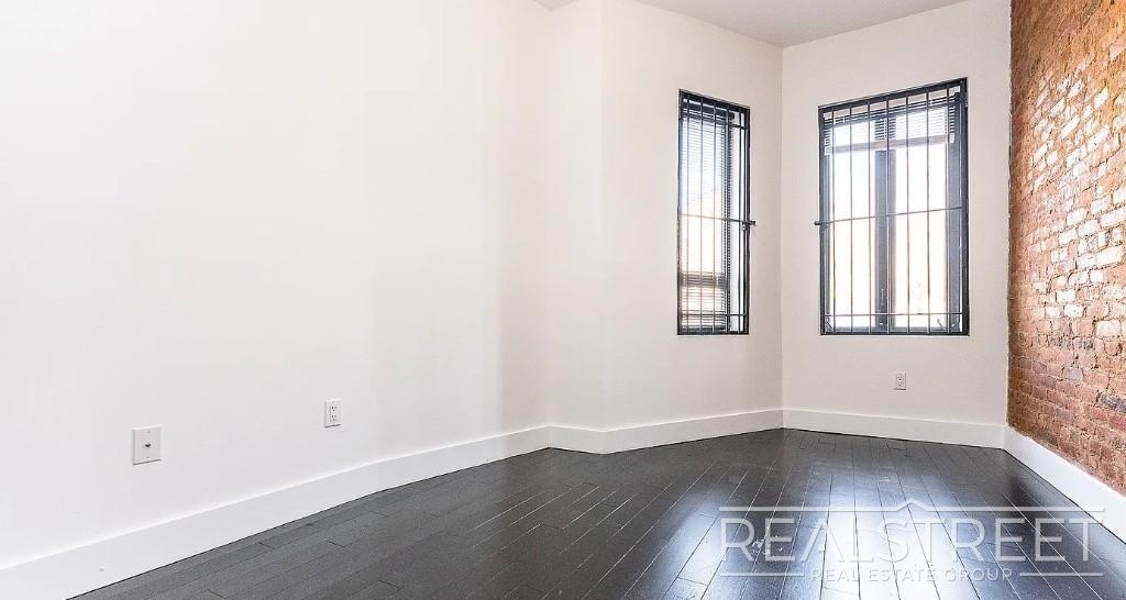 1066 Putnam Ave - Photo 4