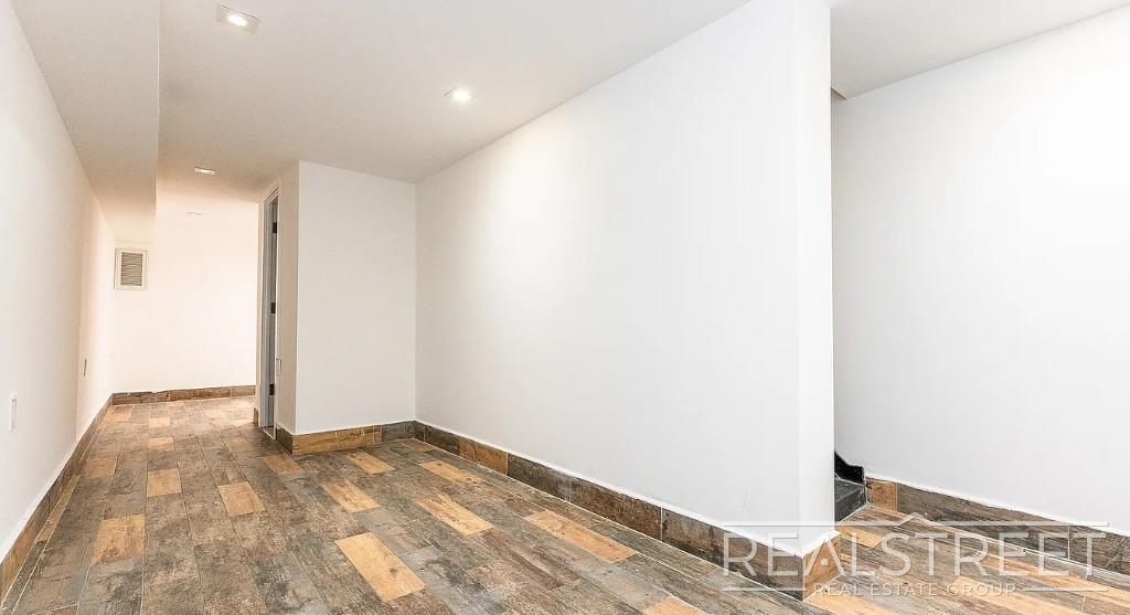 1066 Putnam Ave - Photo 11