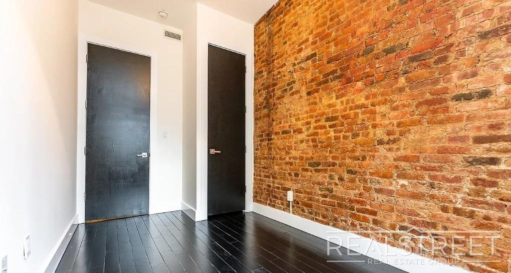 1066 Putnam Ave - Photo 5
