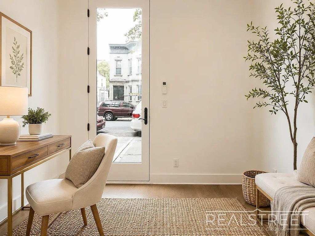 227 Winthrop St - Photo 4