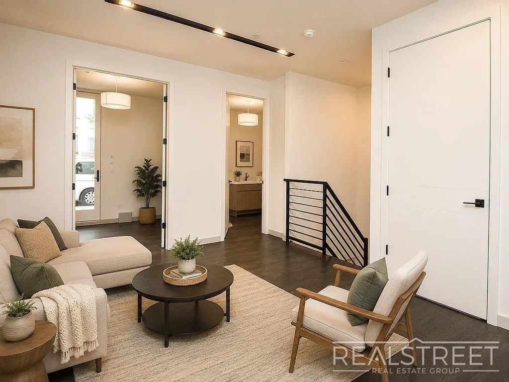 227 Winthrop St - Photo 0