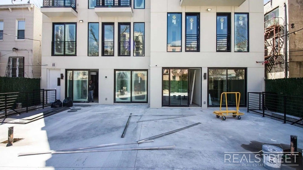225 Winthrop St - Photo 3