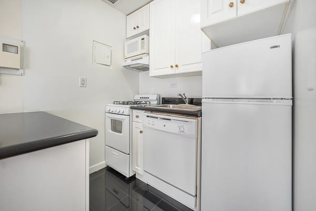 1661 York Avenue - Photo 2