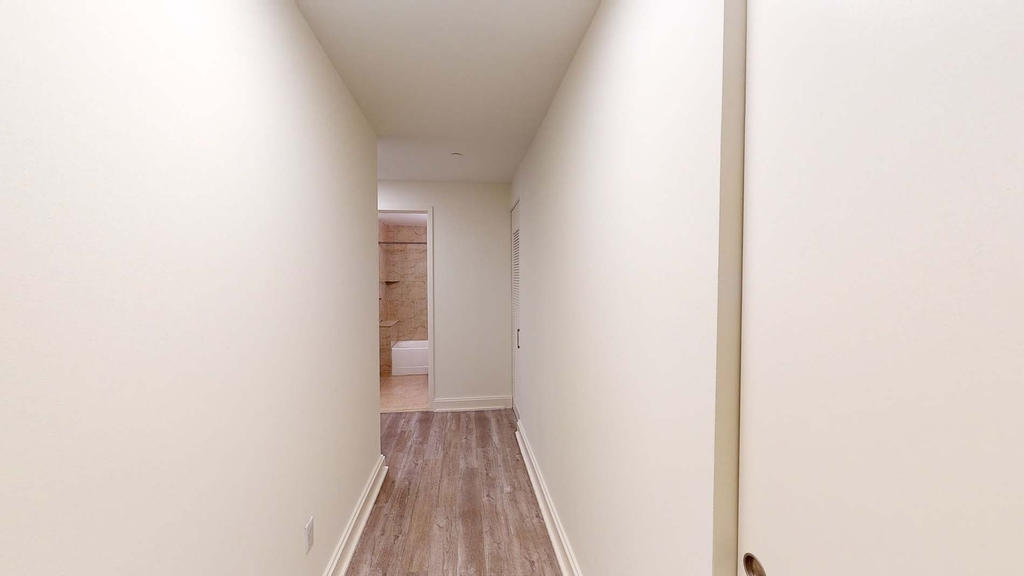 10 Hanover Square - Photo 1