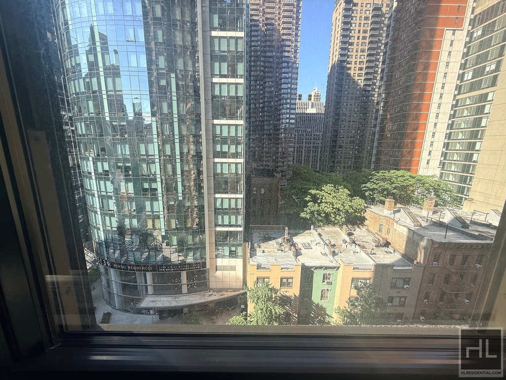 East 39th Street - Photo 4