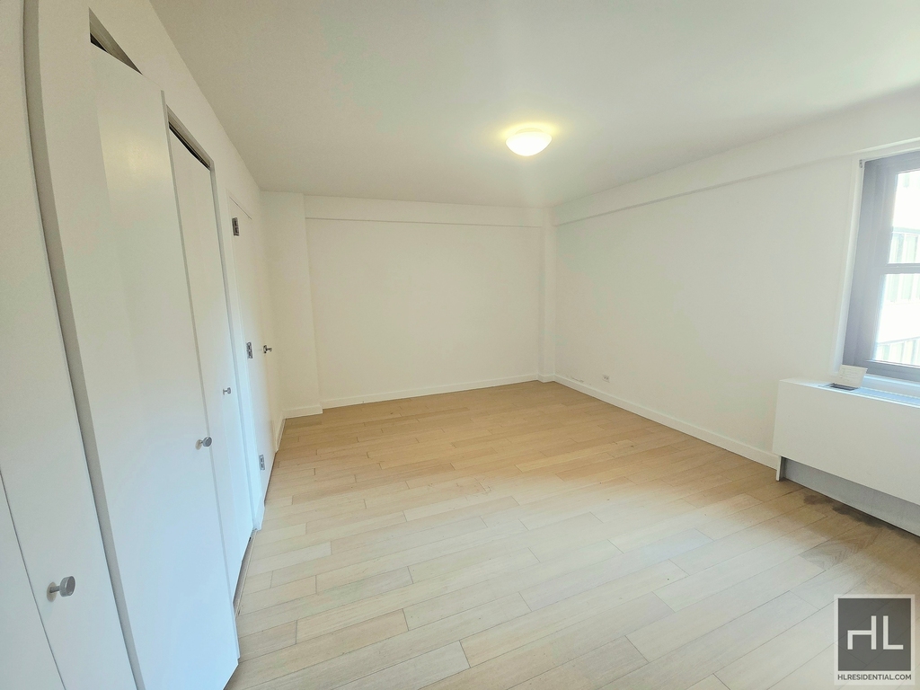 East 39th Street - Photo 8