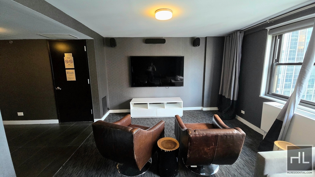 East 39th Street - Photo 16