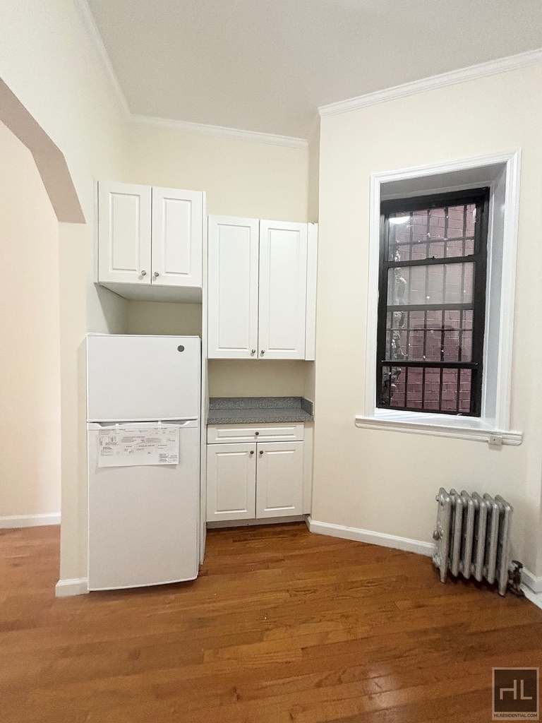 East 38 Street - Photo 5