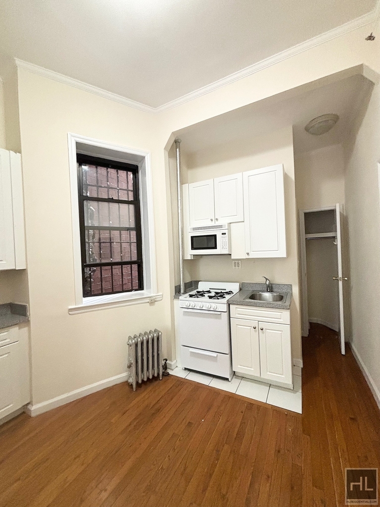 East 38 Street - Photo 4