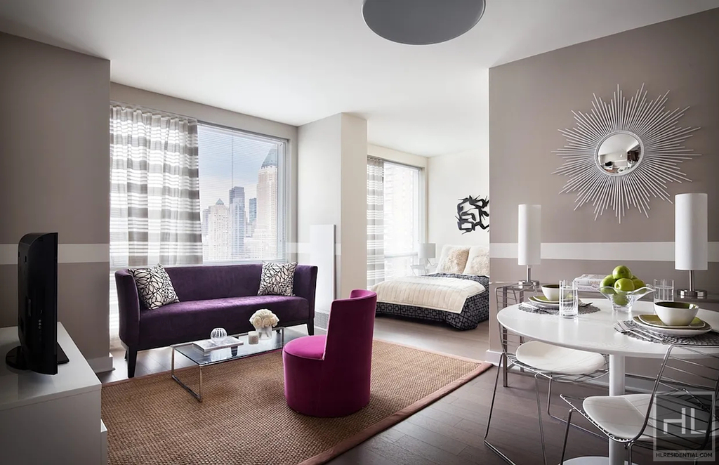 West 42nd Street - Photo 2