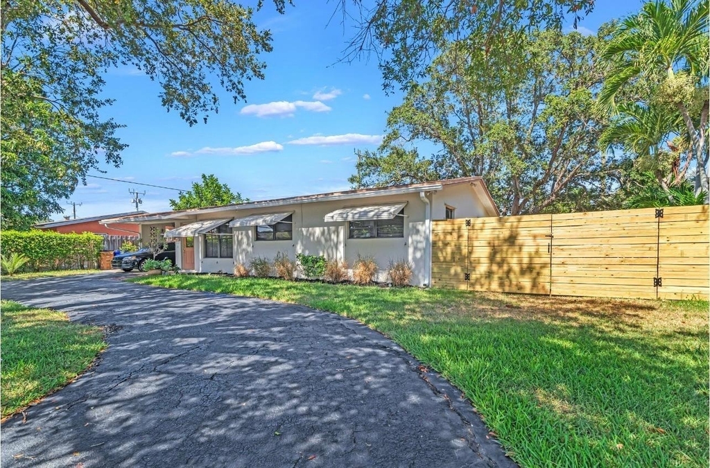 1304 Se 2nd Avenue - Photo 0