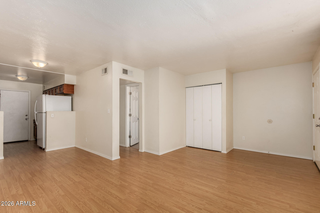 1204 W 5th Street - Photo 3