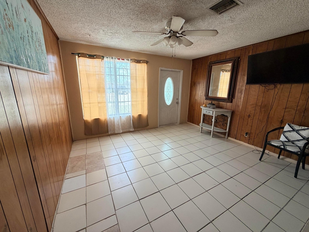 2033 Longwood Road - Photo 4