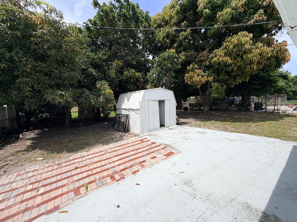 2033 Longwood Road - Photo 8