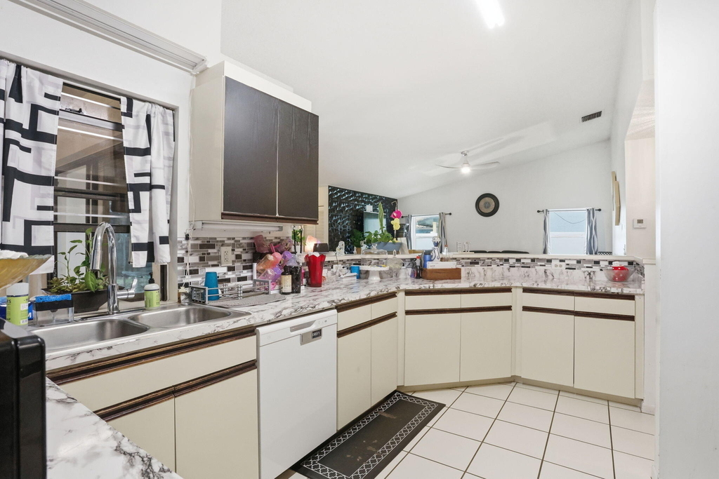 2171 Nw 76th Avenue - Photo 4