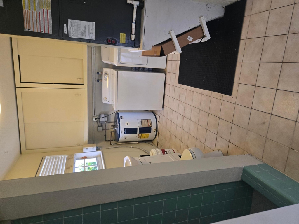 108 Commercial Boulevard - Photo 0