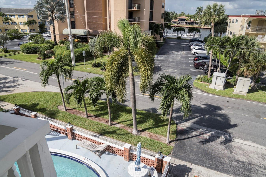 424 N Riverside Drive - Photo 2
