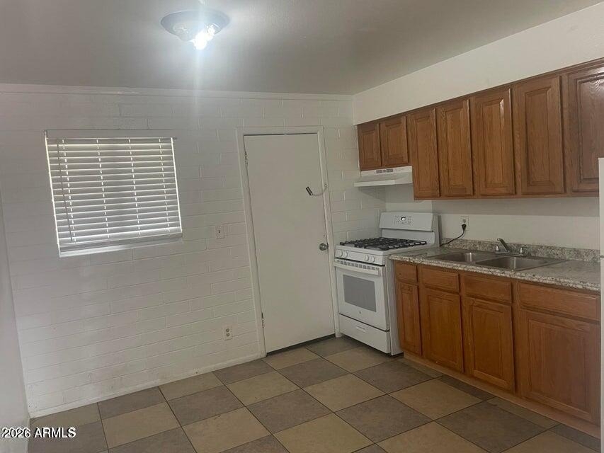 2633 W Belmont Avenue - Photo 1