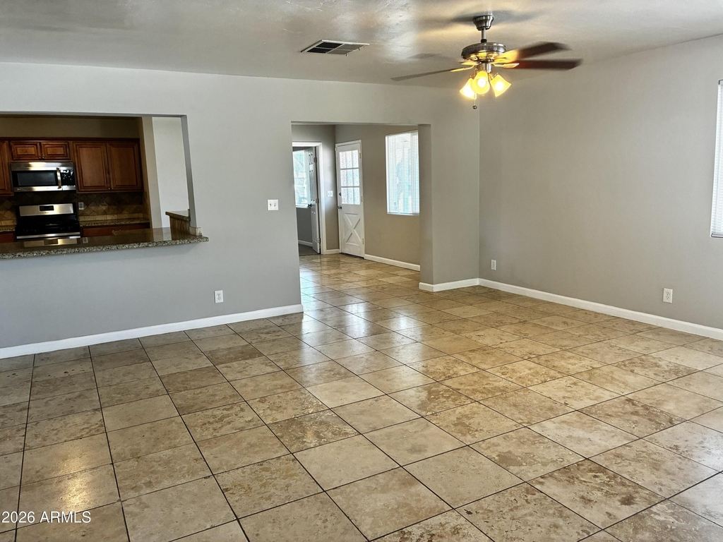 1041 W 18th Street - Photo 2