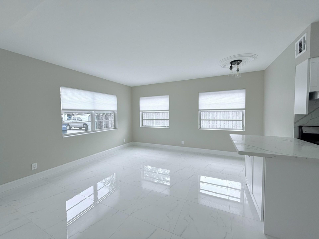 2725 Middle River Drive - Photo 0