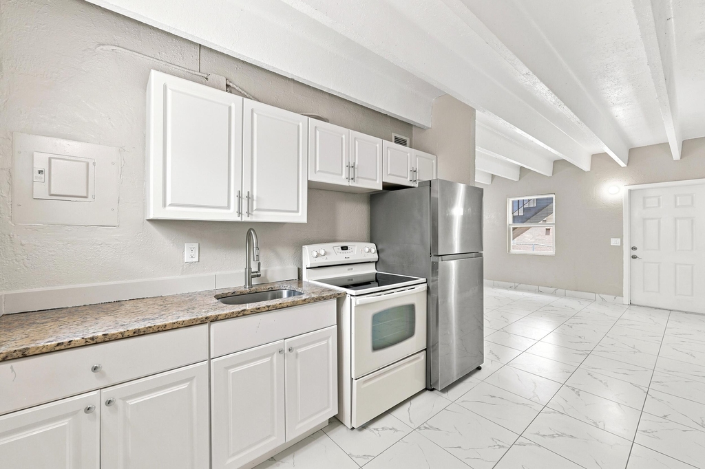 812 19th Street - Photo 0