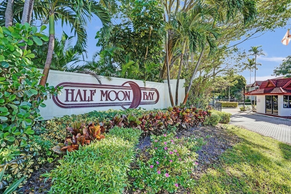 107 Half Moon Circle - Photo 1
