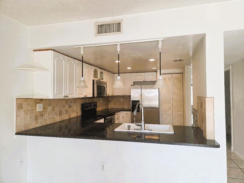 9187 Fontainebleau Boulevard - Photo 2