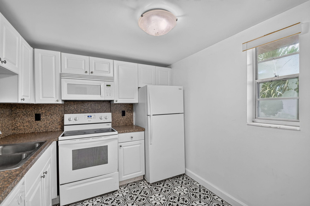 1505 Crescent Circle - Photo 10