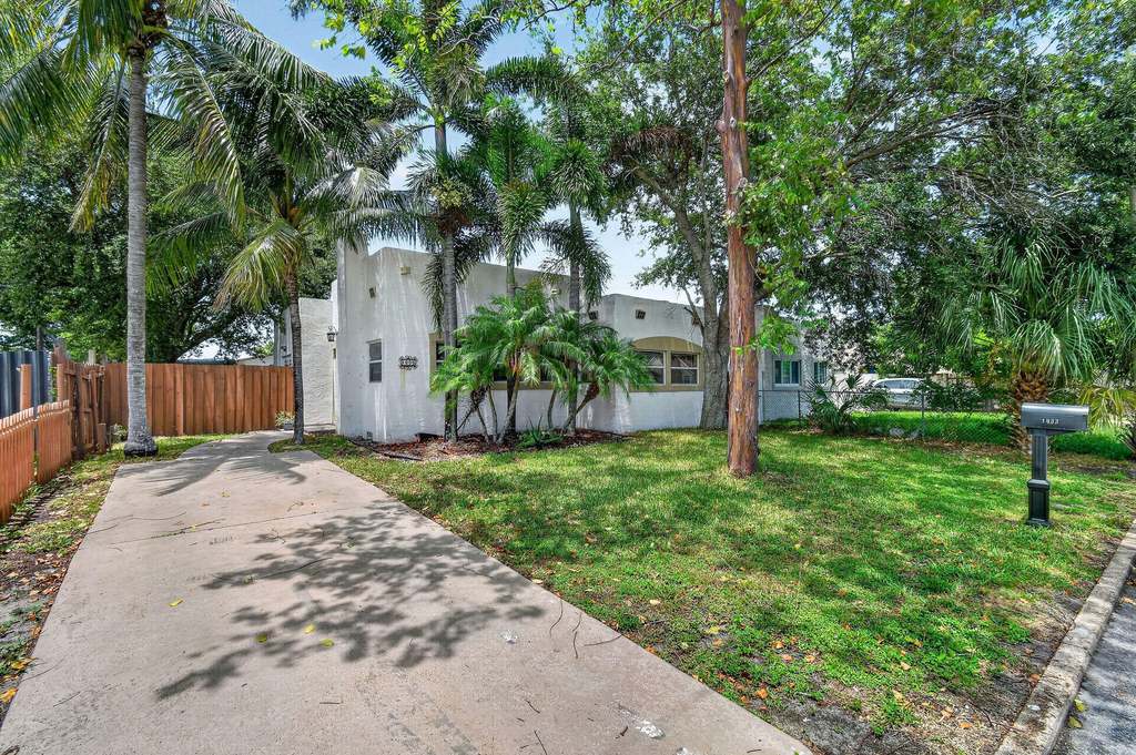 1005 Selkirk Street - Photo 0