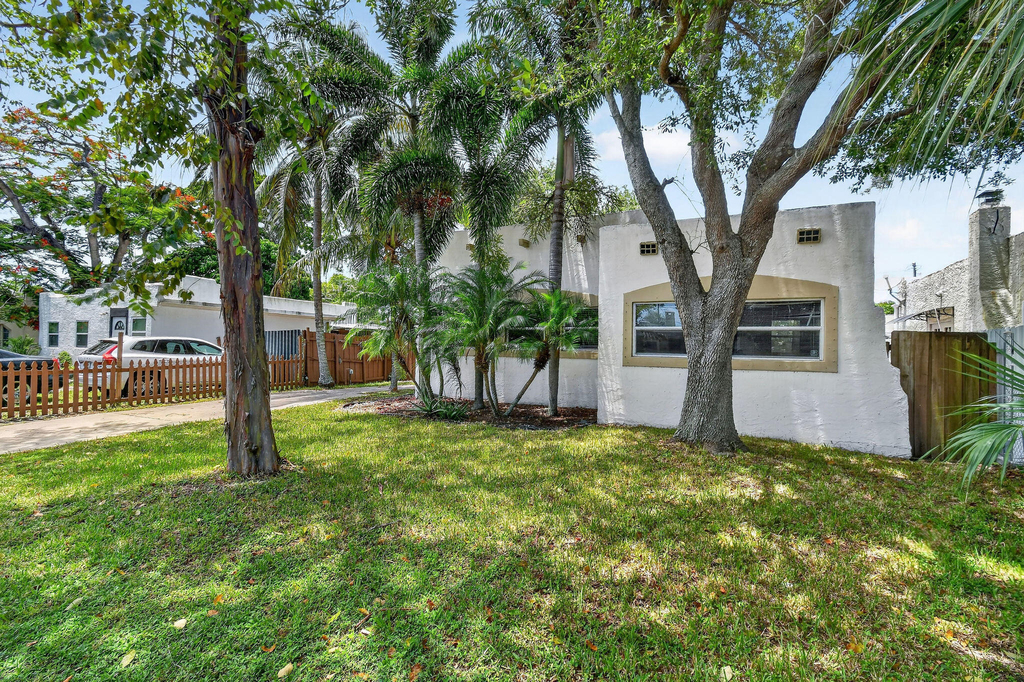 1005 Selkirk Street - Photo 1