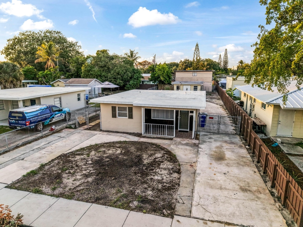 611 Ne 34th Street - Photo 2