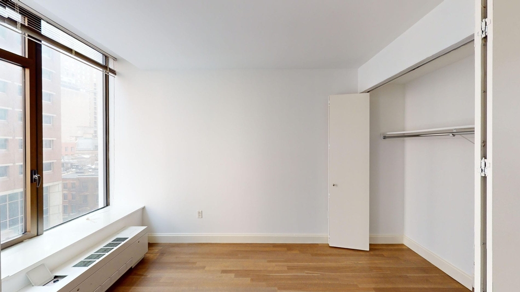 10 Hanover Square - Photo 3