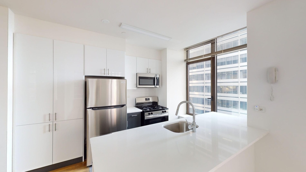10 Hanover Square - Photo 1