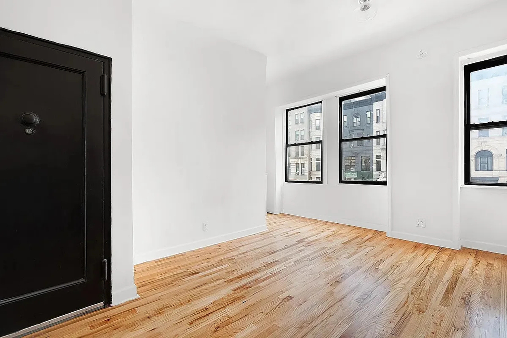 735 Saint Nicholas - Photo 4