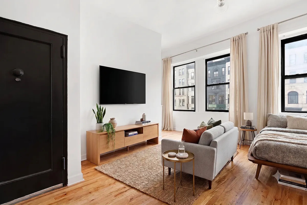 735 Saint Nicholas - Photo 0