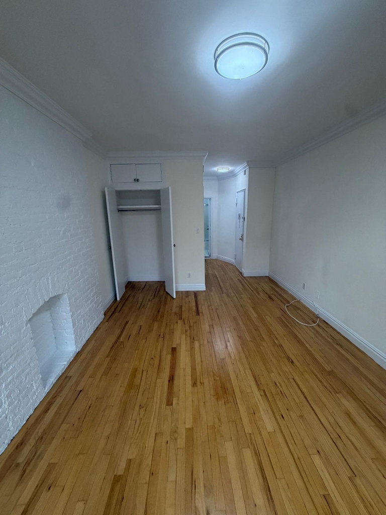 East 83rd Street - Photo 6