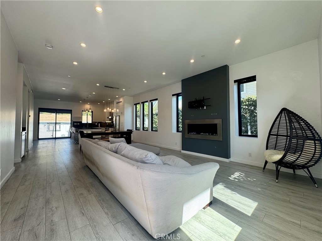 143 N Ardmore Avenue - Photo 1
