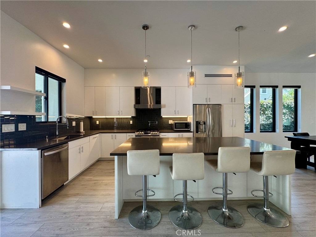 143 N Ardmore Avenue - Photo 3