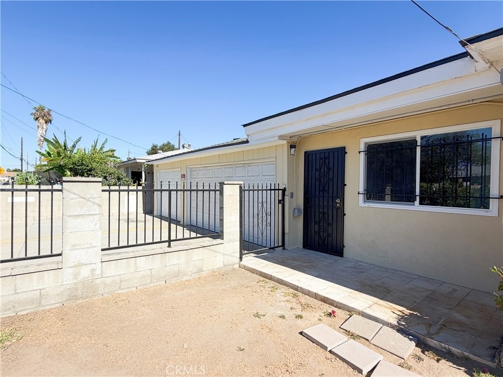 320 E Marshall Street - Photo 0