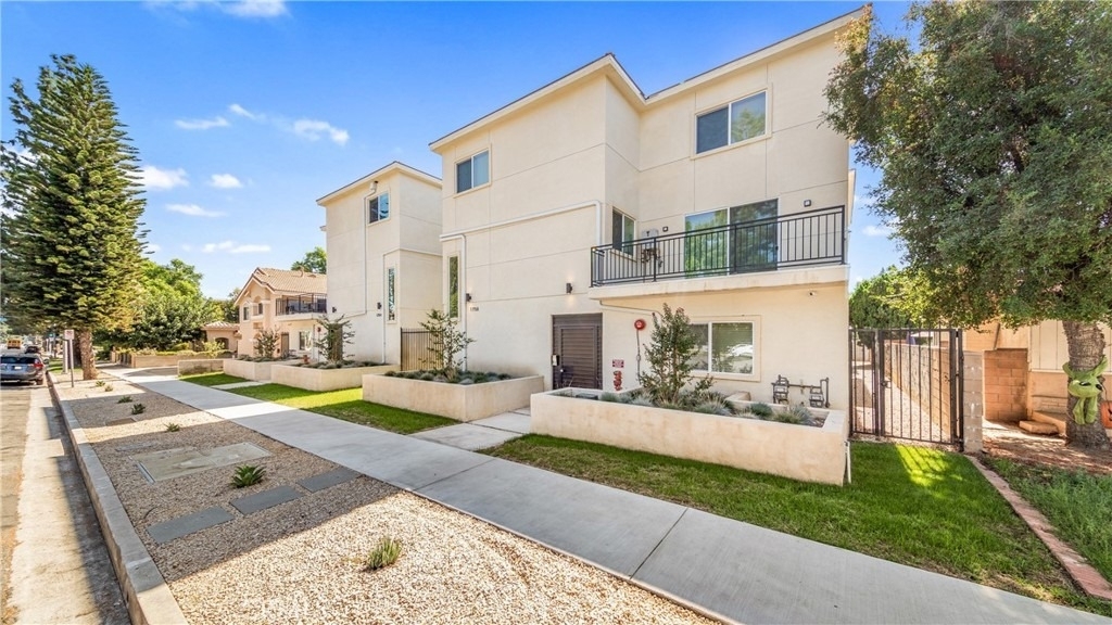 17158 Chatsworth Street - Photo 16