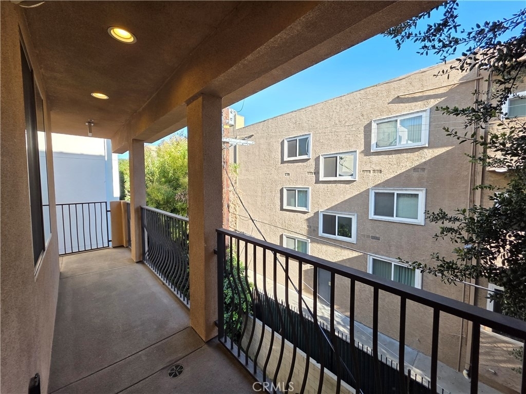 14618 Sylvan Street - Photo 8
