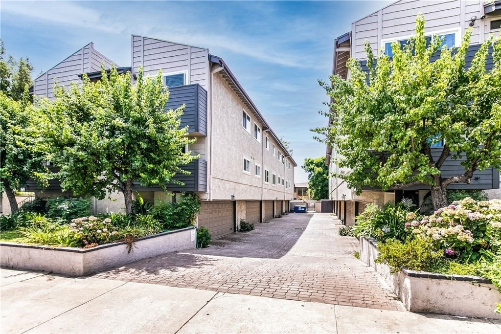 12416 Magnolia Boulevard - Photo 21