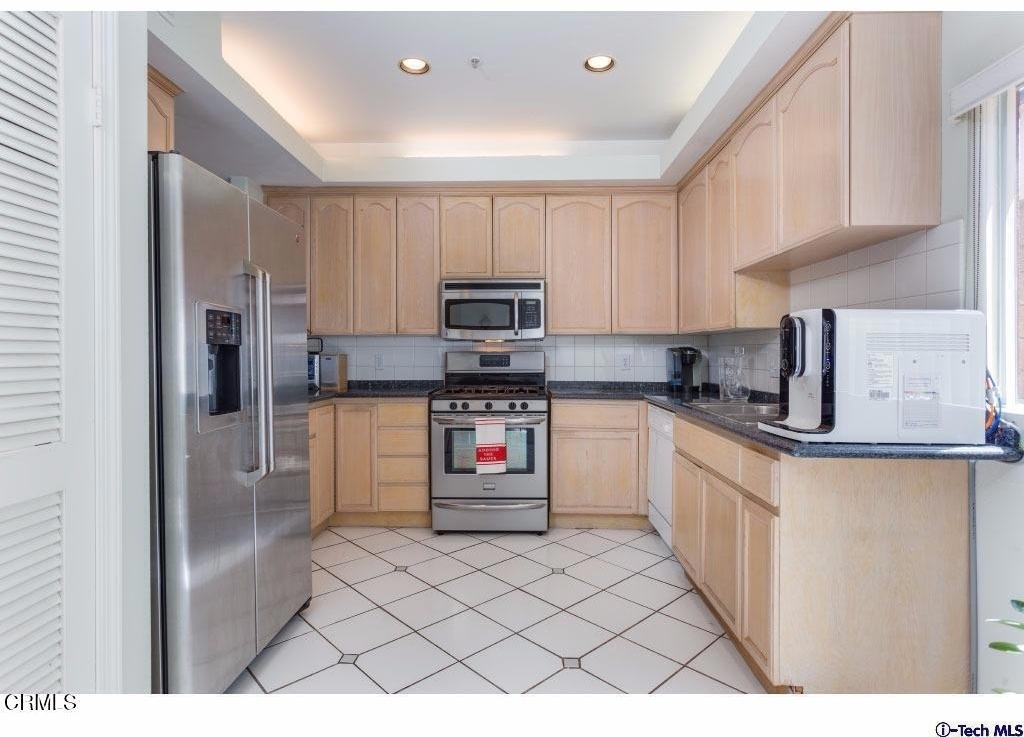 2469 Montrose Avenue - Photo 9