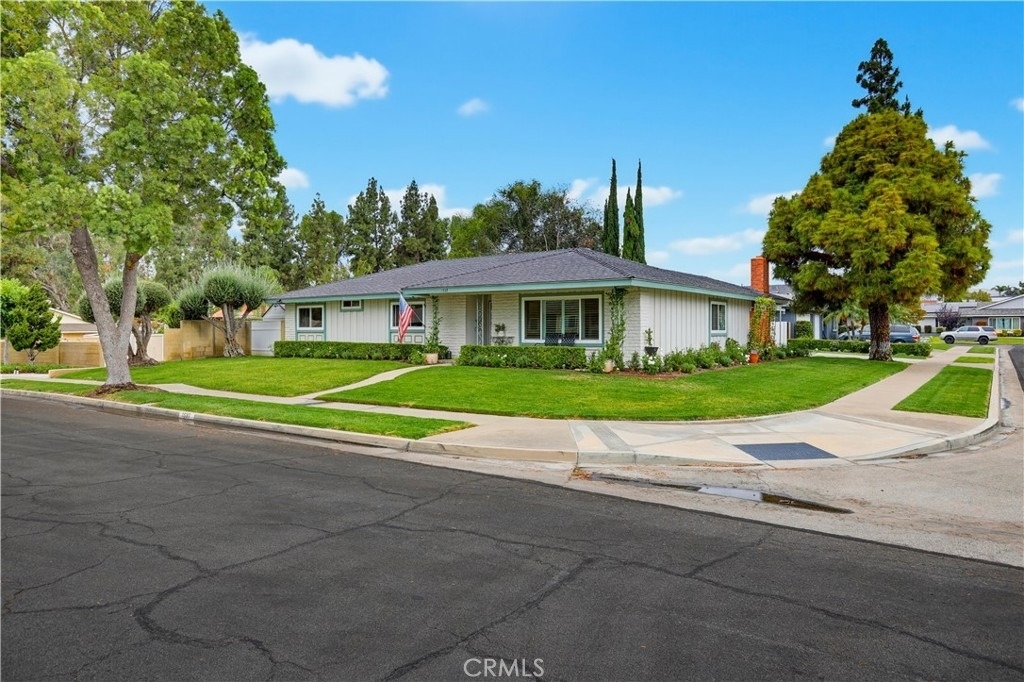 1537 Yellowstone - Photo 1