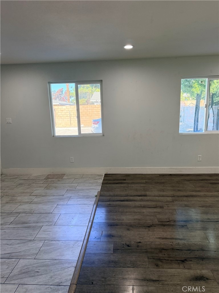 1554 W 7th St - Photo 5