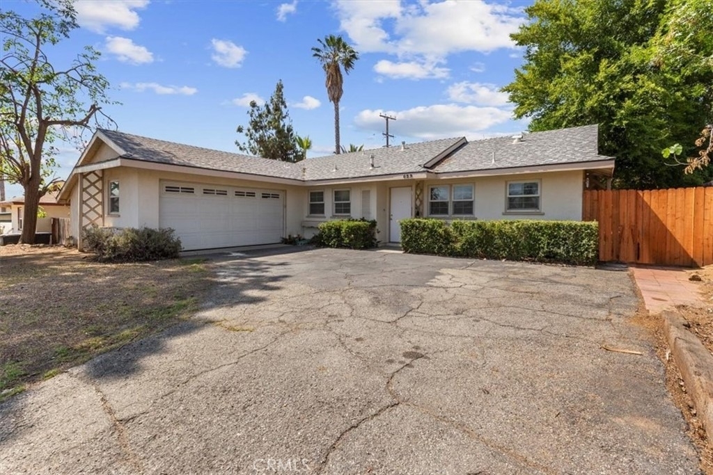 529 W Blaine Street - Photo 1