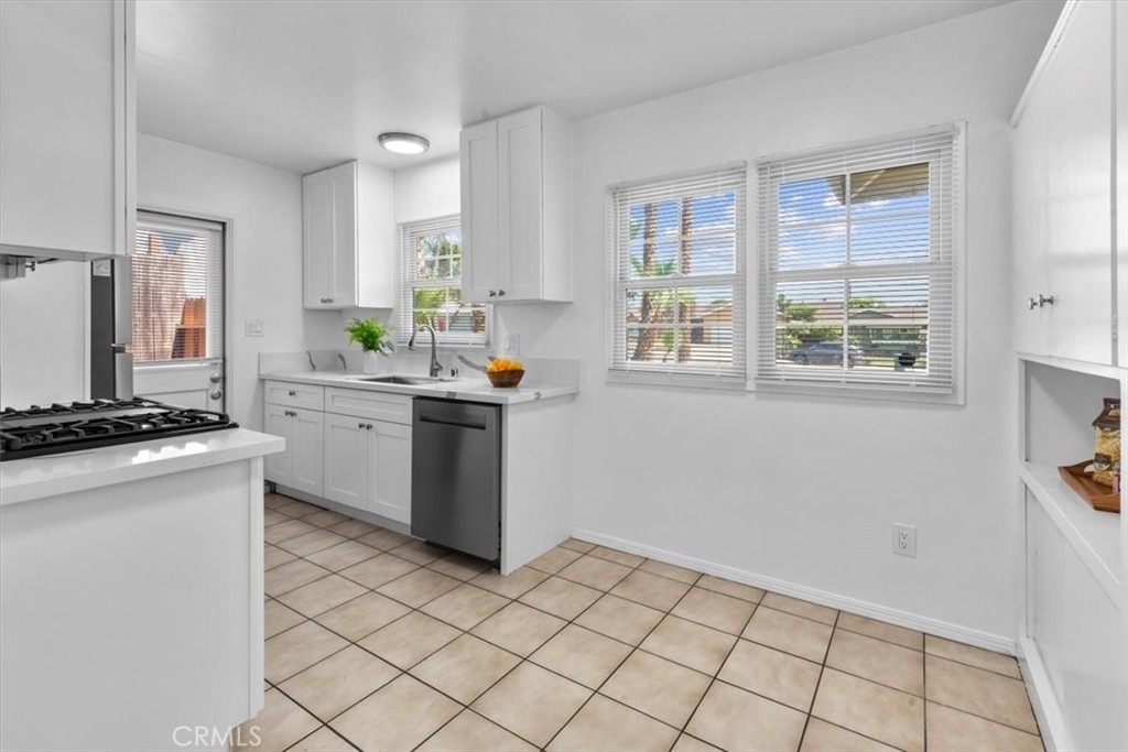529 W Blaine Street - Photo 6