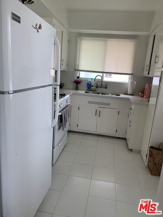 1470 S Sherbourne Drive - Photo 2